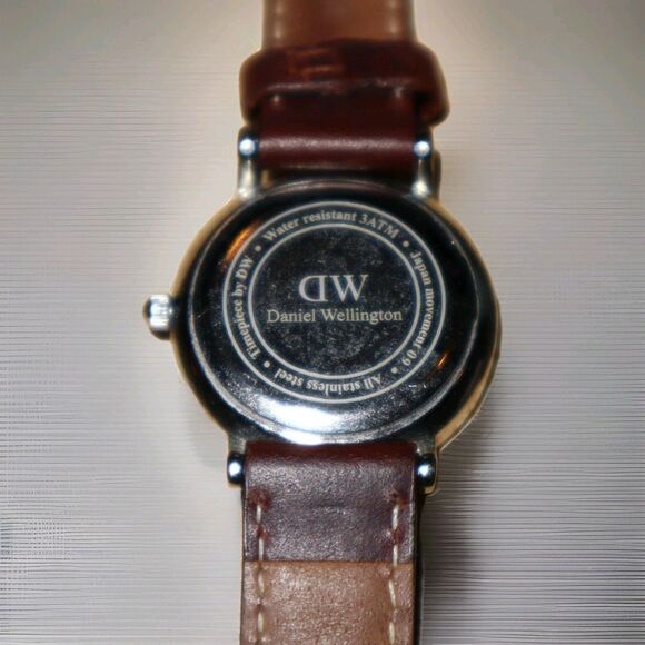 Daniel Wellington Womens Classic Watch White Dial Brown Leather Extra Strap Box